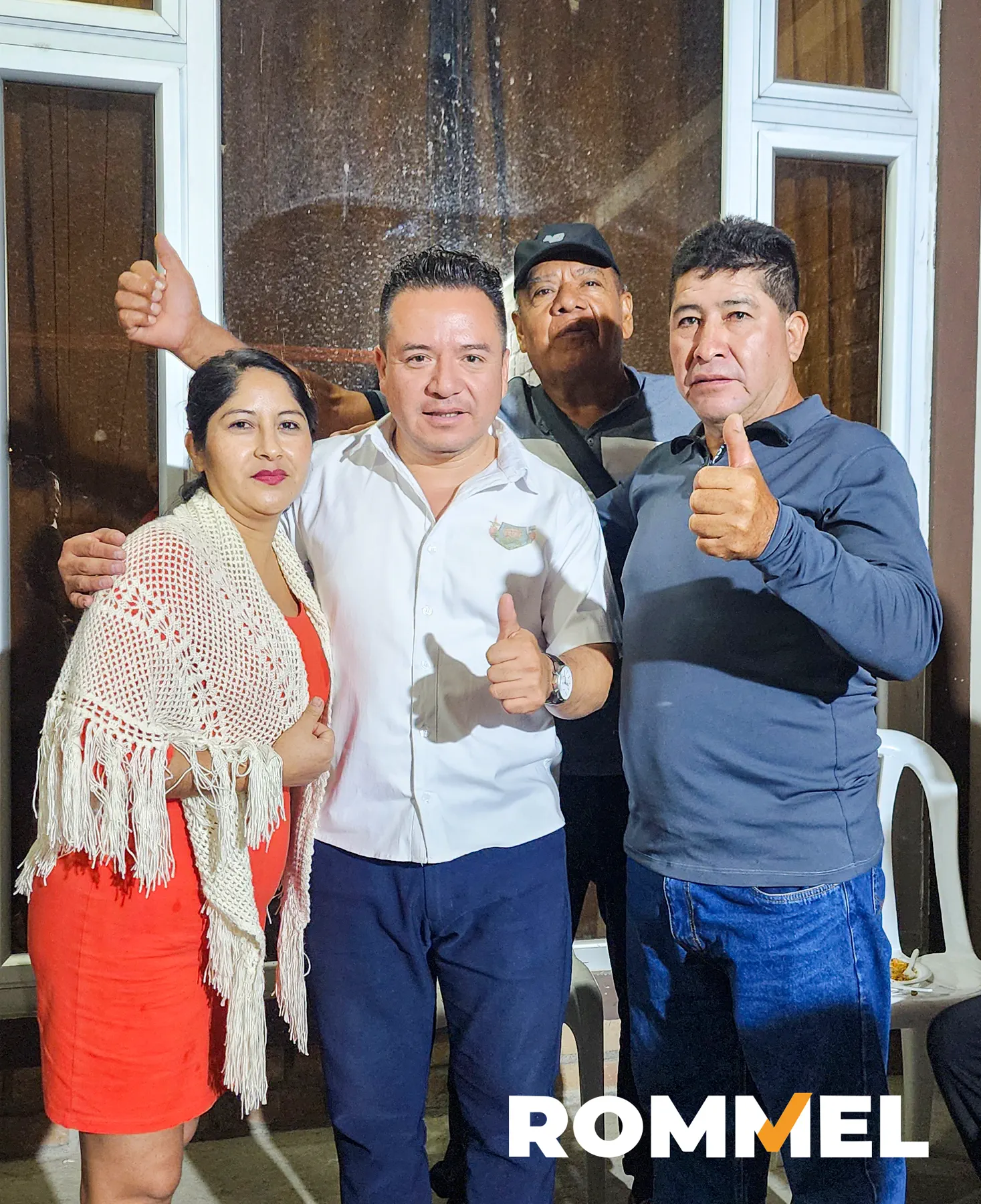 Rommel Durán junto a una mujer y un hombre que saludan con el pulgar arriba