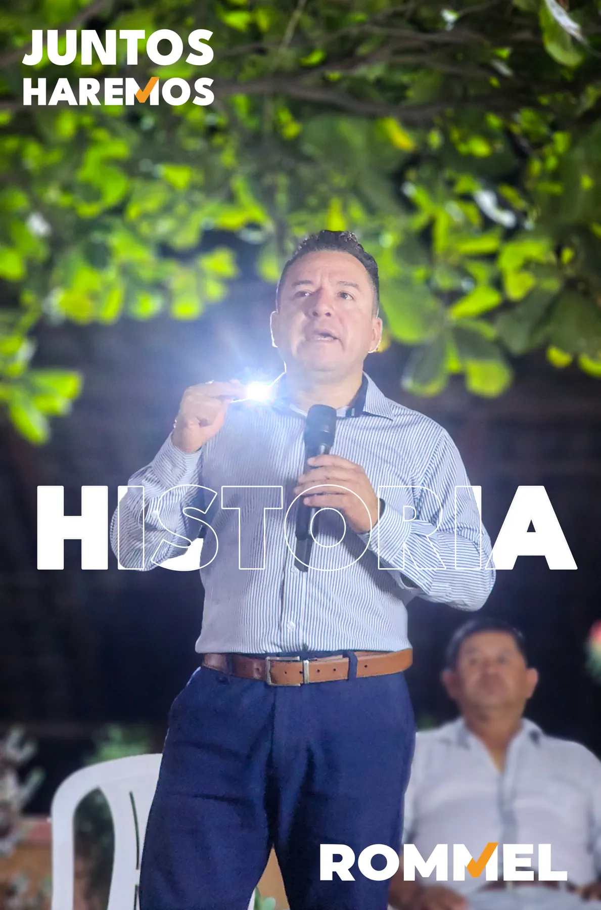 Rommel Durán hablando durante una presentación con la palabra Historia
