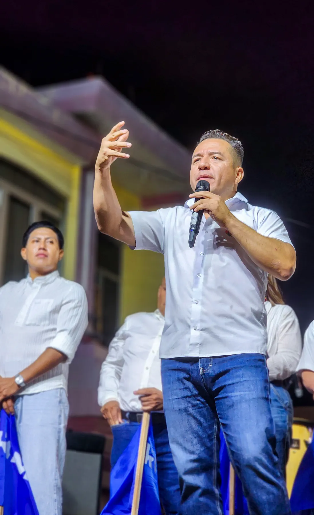 Rommel Durán hablando con micrófono durante una reunión