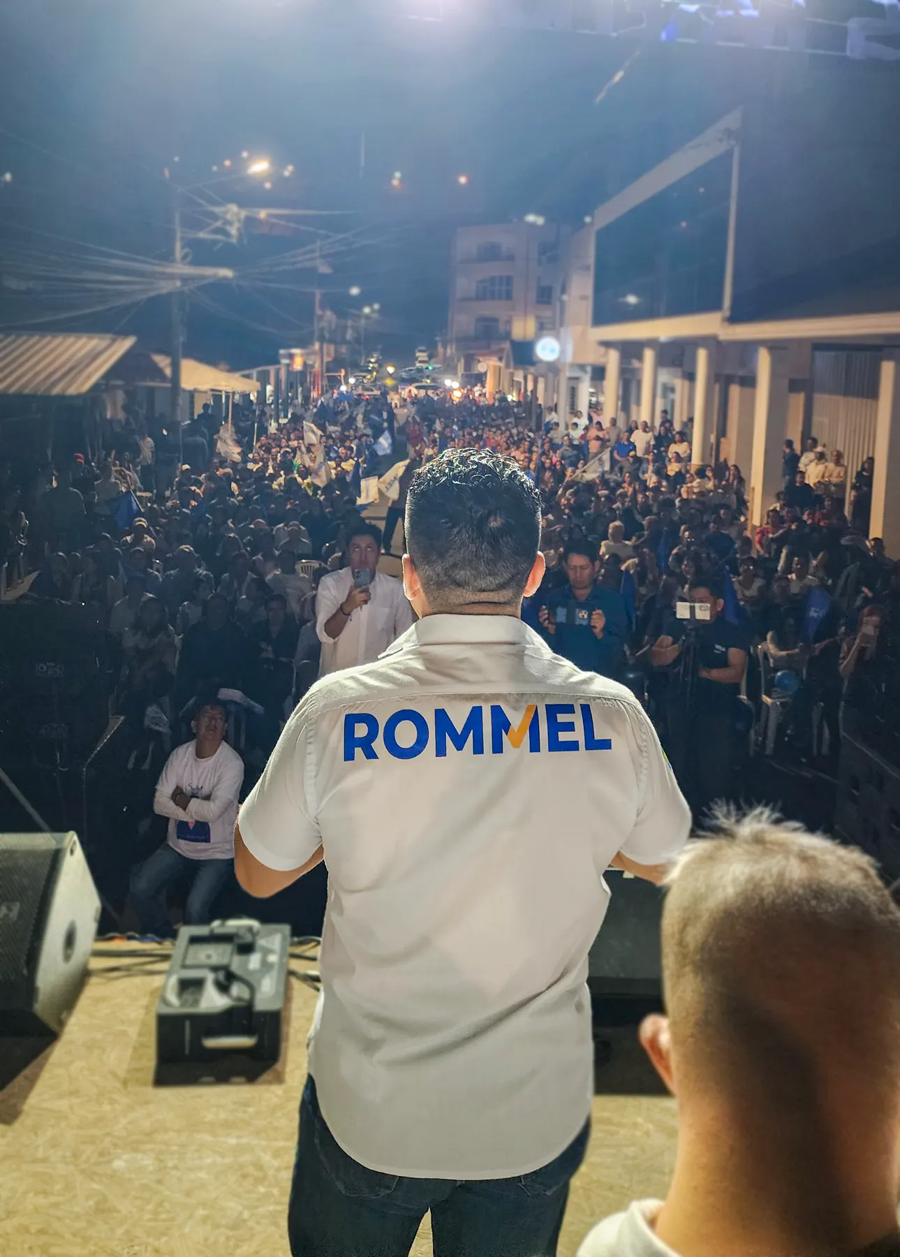 Rommel Durán dialogando frente a una multitud reunida en la calle