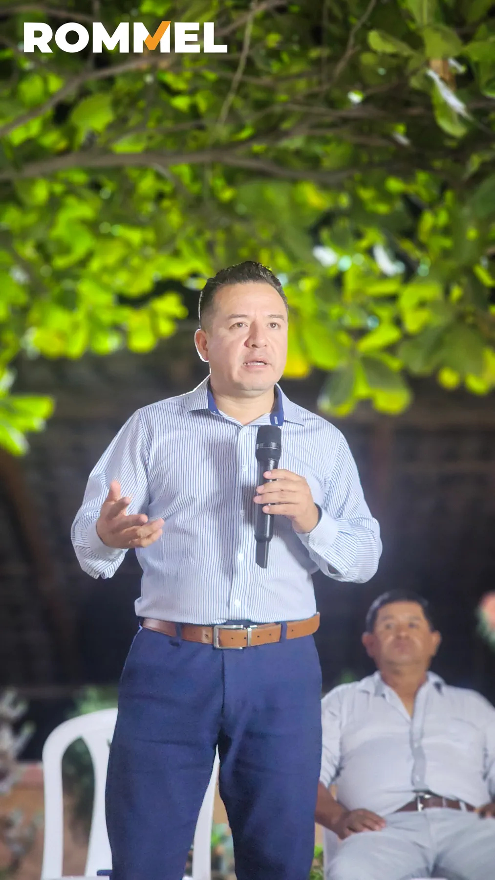 Rommel Durán compartiendo ideas durante un encuentro ciudadano