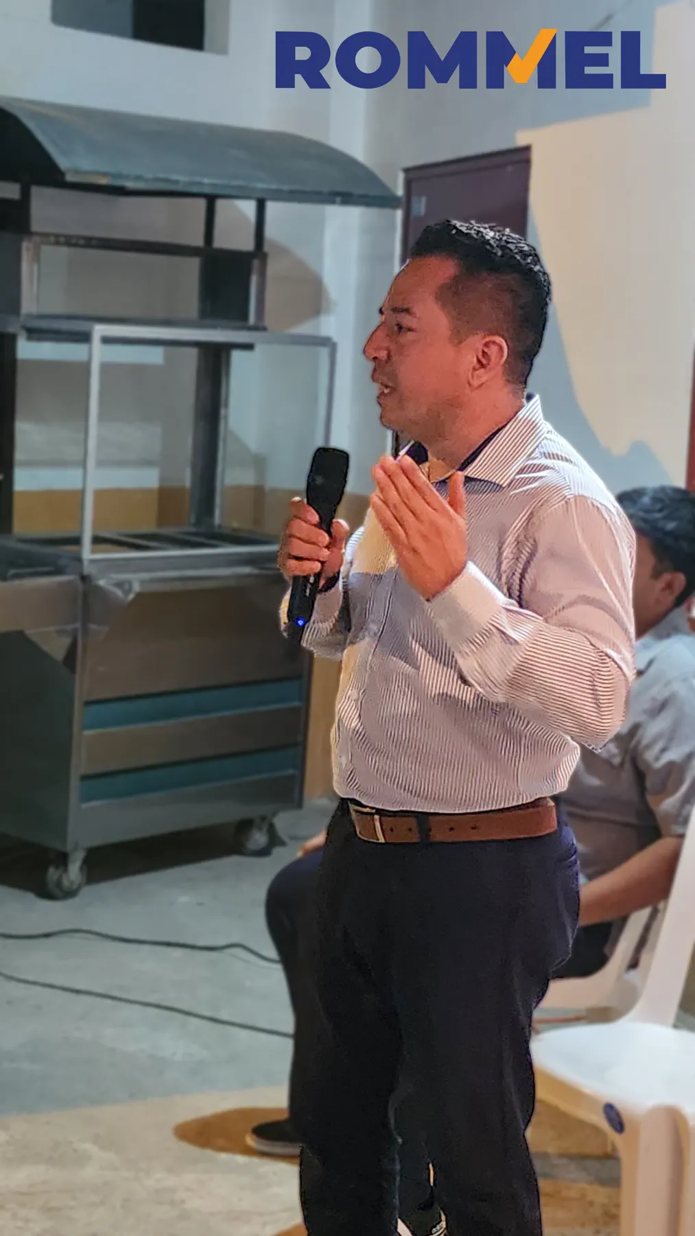 Primer plano de Rommel Durán mientras presenta una propuesta