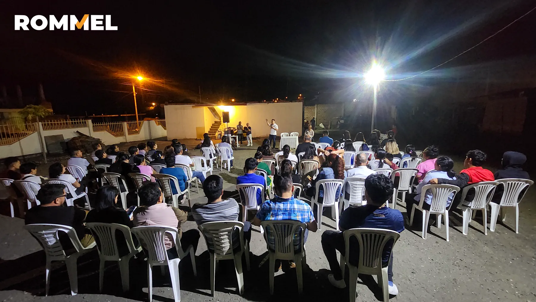 Reunión nocturna de vecinos organizada en un espacio abierto