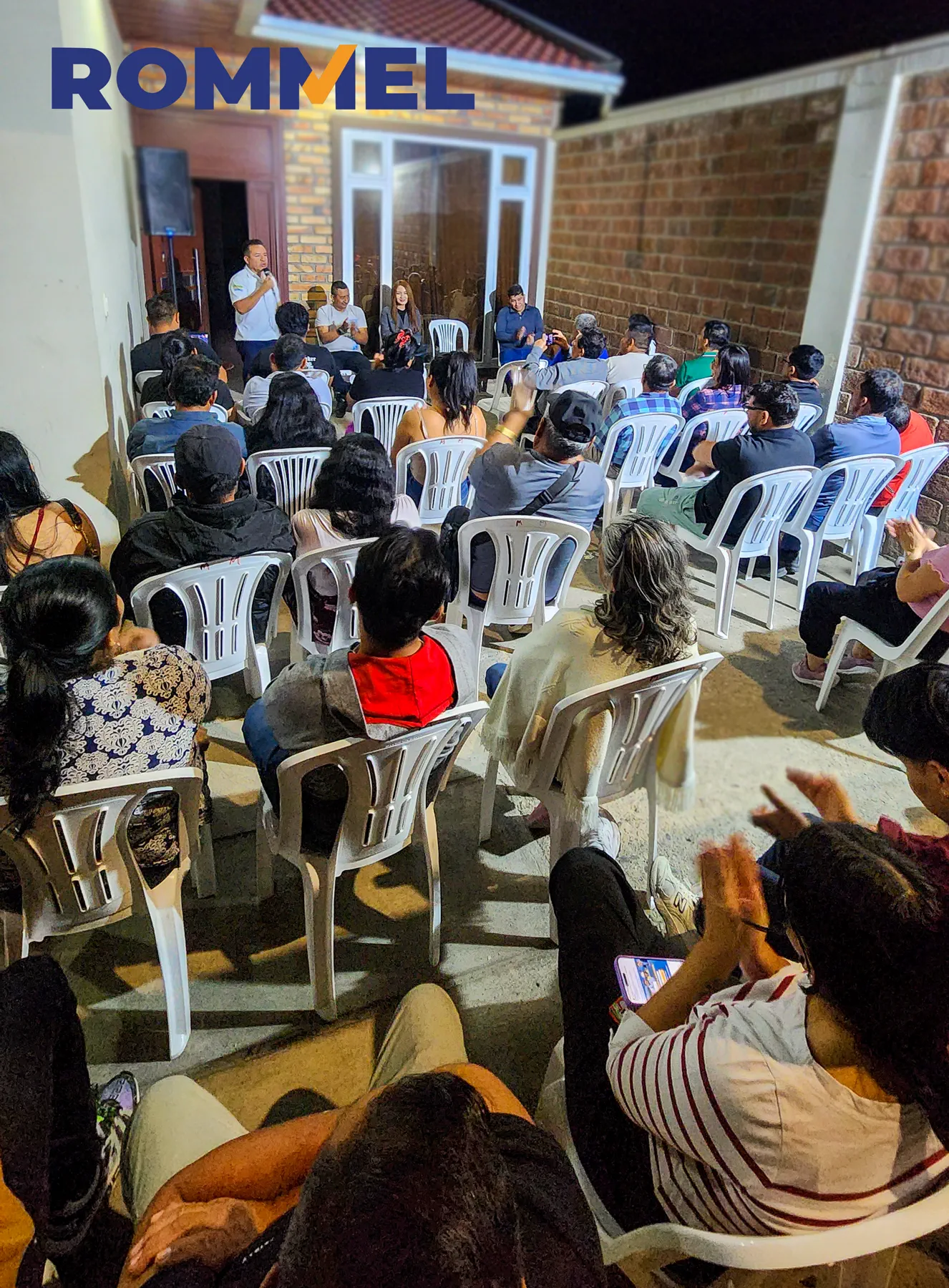Vecinas y vecinos sentados durante una actividad de participación