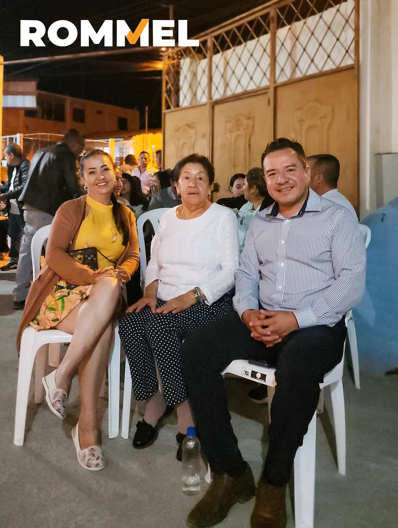Rommel Durán sentado junto a una adulta mayor y una joven